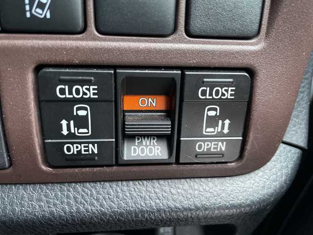 トヨタ エスクァイア Gi 道央・札幌 2017(平29)年 8.8万km ホワイトパールクリスタルシャイン ・4WD　/寒冷地仕様/・トヨタセーフティセンス/・プリクラッシュセーフティ/・アクティブクルーズコントロール/・レーンキープアシスト/・純正メモリナビ/・ＤＶＤ・ＣＤ・ＳＤ・ＢＴ/・フルセグＴＶ/バックカメラ/・黒レザーシート/・前席シートヒーター/・スマートキー/エンジンスターボタン/・両側パワースライドドア/・オートライト/オートハイビーム/・LEDヘッドライト/フォグライト/・前方ドラレコ