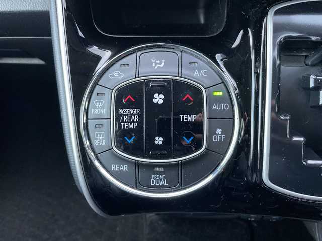 トヨタ エスクァイア Gi 道央・札幌 2017(平29)年 8.8万km ホワイトパールクリスタルシャイン ・4WD　/寒冷地仕様/・トヨタセーフティセンス/・プリクラッシュセーフティ/・アクティブクルーズコントロール/・レーンキープアシスト/・純正メモリナビ/・ＤＶＤ・ＣＤ・ＳＤ・ＢＴ/・フルセグＴＶ/バックカメラ/・黒レザーシート/・前席シートヒーター/・スマートキー/エンジンスターボタン/・両側パワースライドドア/・オートライト/オートハイビーム/・LEDヘッドライト/フォグライト/・前方ドラレコ