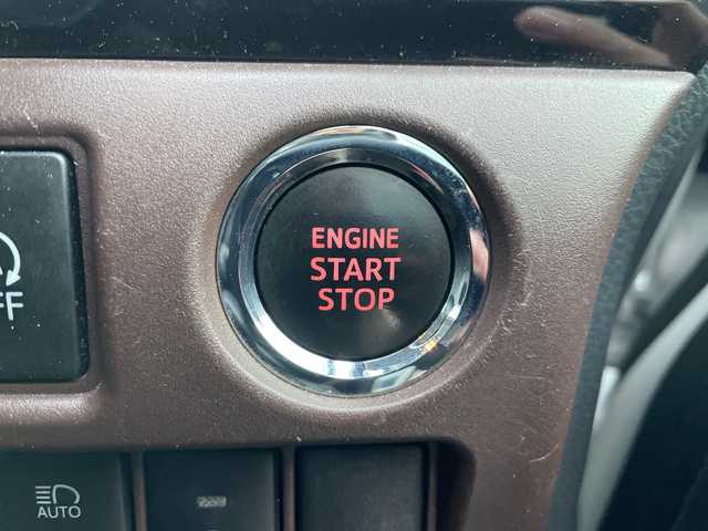 トヨタ エスクァイア Gi 道央・札幌 2017(平29)年 8.8万km ホワイトパールクリスタルシャイン ・4WD　/寒冷地仕様/・トヨタセーフティセンス/・プリクラッシュセーフティ/・アクティブクルーズコントロール/・レーンキープアシスト/・純正メモリナビ/・ＤＶＤ・ＣＤ・ＳＤ・ＢＴ/・フルセグＴＶ/バックカメラ/・黒レザーシート/・前席シートヒーター/・スマートキー/エンジンスターボタン/・両側パワースライドドア/・オートライト/オートハイビーム/・LEDヘッドライト/フォグライト/・前方ドラレコ