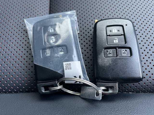 トヨタ エスクァイア Gi 道央・札幌 2017(平29)年 8.8万km ホワイトパールクリスタルシャイン ・4WD　/寒冷地仕様/・トヨタセーフティセンス/・プリクラッシュセーフティ/・アクティブクルーズコントロール/・レーンキープアシスト/・純正メモリナビ/・ＤＶＤ・ＣＤ・ＳＤ・ＢＴ/・フルセグＴＶ/バックカメラ/・黒レザーシート/・前席シートヒーター/・スマートキー/エンジンスターボタン/・両側パワースライドドア/・オートライト/オートハイビーム/・LEDヘッドライト/フォグライト/・前方ドラレコ