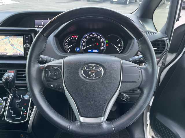 トヨタ エスクァイア Gi 道央・札幌 2017(平29)年 8.8万km ホワイトパールクリスタルシャイン ・4WD　/寒冷地仕様/・トヨタセーフティセンス/・プリクラッシュセーフティ/・アクティブクルーズコントロール/・レーンキープアシスト/・純正メモリナビ/・ＤＶＤ・ＣＤ・ＳＤ・ＢＴ/・フルセグＴＶ/バックカメラ/・黒レザーシート/・前席シートヒーター/・スマートキー/エンジンスターボタン/・両側パワースライドドア/・オートライト/オートハイビーム/・LEDヘッドライト/フォグライト/・前方ドラレコ