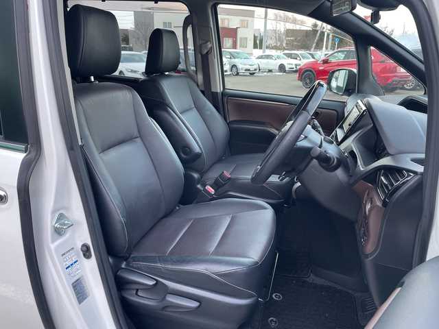 トヨタ エスクァイア Gi 道央・札幌 2017(平29)年 8.8万km ホワイトパールクリスタルシャイン ・4WD　/寒冷地仕様/・トヨタセーフティセンス/・プリクラッシュセーフティ/・アクティブクルーズコントロール/・レーンキープアシスト/・純正メモリナビ/・ＤＶＤ・ＣＤ・ＳＤ・ＢＴ/・フルセグＴＶ/バックカメラ/・黒レザーシート/・前席シートヒーター/・スマートキー/エンジンスターボタン/・両側パワースライドドア/・オートライト/オートハイビーム/・LEDヘッドライト/フォグライト/・前方ドラレコ