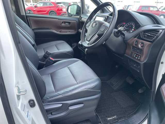 トヨタ エスクァイア Gi 道央・札幌 2017(平29)年 8.8万km ホワイトパールクリスタルシャイン ・4WD　/寒冷地仕様/・トヨタセーフティセンス/・プリクラッシュセーフティ/・アクティブクルーズコントロール/・レーンキープアシスト/・純正メモリナビ/・ＤＶＤ・ＣＤ・ＳＤ・ＢＴ/・フルセグＴＶ/バックカメラ/・黒レザーシート/・前席シートヒーター/・スマートキー/エンジンスターボタン/・両側パワースライドドア/・オートライト/オートハイビーム/・LEDヘッドライト/フォグライト/・前方ドラレコ