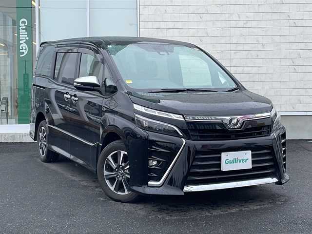 トヨタ ヴォクシー ZS 煌 岩手県 2018(平30)年 6.2万km ブラック 純正10インチSDナビ/AM/FM/CD/DVD/Bluetooth/フルセグTV/バックカメラ/ビルトインETC/ドライブレコーダー/クルーズコントロール/衝突被害軽減ブレーキ/レーンキープアシスト/横滑り防止装置/アイドリングストップ/オートライト/オートハイビーム/LEDヘッドライト/フォグランプ/スマートキー/プッシュスタート/電動格納ミラー/純正16インチAW/純正フロアマット/純正ドアバイザー/保証書/取扱説明書