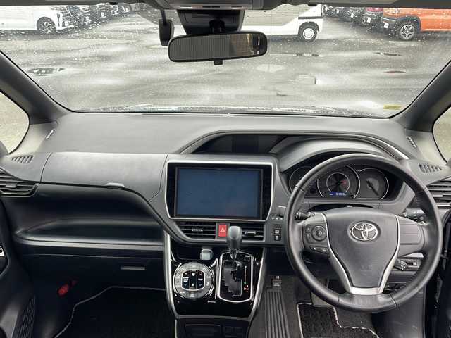 トヨタ ヴォクシー ZS 煌 岩手県 2018(平30)年 6.2万km ブラック 純正10インチSDナビ/AM/FM/CD/DVD/Bluetooth/フルセグTV/バックカメラ/ビルトインETC/ドライブレコーダー/クルーズコントロール/衝突被害軽減ブレーキ/レーンキープアシスト/横滑り防止装置/アイドリングストップ/オートライト/オートハイビーム/LEDヘッドライト/フォグランプ/スマートキー/プッシュスタート/電動格納ミラー/純正16インチAW/純正フロアマット/純正ドアバイザー/保証書/取扱説明書
