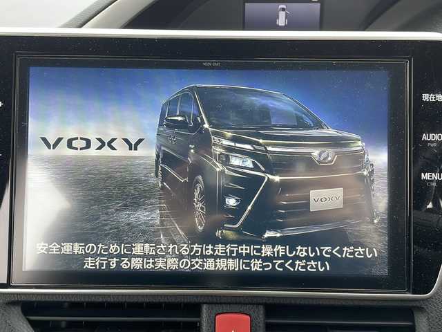 トヨタ ヴォクシー ZS 煌 岩手県 2018(平30)年 6.2万km ブラック 純正10インチSDナビ/AM/FM/CD/DVD/Bluetooth/フルセグTV/バックカメラ/ビルトインETC/ドライブレコーダー/クルーズコントロール/衝突被害軽減ブレーキ/レーンキープアシスト/横滑り防止装置/アイドリングストップ/オートライト/オートハイビーム/LEDヘッドライト/フォグランプ/スマートキー/プッシュスタート/電動格納ミラー/純正16インチAW/純正フロアマット/純正ドアバイザー/保証書/取扱説明書