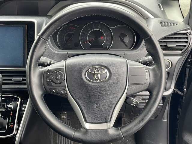 トヨタ ヴォクシー ZS 煌 岩手県 2018(平30)年 6.2万km ブラック 純正10インチSDナビ/AM/FM/CD/DVD/Bluetooth/フルセグTV/バックカメラ/ビルトインETC/ドライブレコーダー/クルーズコントロール/衝突被害軽減ブレーキ/レーンキープアシスト/横滑り防止装置/アイドリングストップ/オートライト/オートハイビーム/LEDヘッドライト/フォグランプ/スマートキー/プッシュスタート/電動格納ミラー/純正16インチAW/純正フロアマット/純正ドアバイザー/保証書/取扱説明書