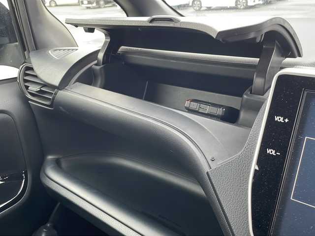 トヨタ ヴォクシー ZS 煌 岩手県 2018(平30)年 6.2万km ブラック 純正10インチSDナビ/AM/FM/CD/DVD/Bluetooth/フルセグTV/バックカメラ/ビルトインETC/ドライブレコーダー/クルーズコントロール/衝突被害軽減ブレーキ/レーンキープアシスト/横滑り防止装置/アイドリングストップ/オートライト/オートハイビーム/LEDヘッドライト/フォグランプ/スマートキー/プッシュスタート/電動格納ミラー/純正16インチAW/純正フロアマット/純正ドアバイザー/保証書/取扱説明書