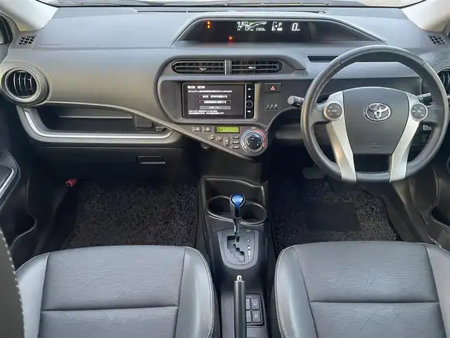 トヨタ アクア G ブラックソフトレザーセレ 山形県 2013(平25)年 3.8万km シルバーM 純正SDナビ/　　【CD DVD BT フルセグ USB】/バックカメラ/LEDオートライト/ブラックソフトレザーシート/15インチアルミホイール/アイドリングストップ/ステアリングスイッチ/電動格納ウインカーミラー/純正フロアマット/ドアバイザー/スマートキー