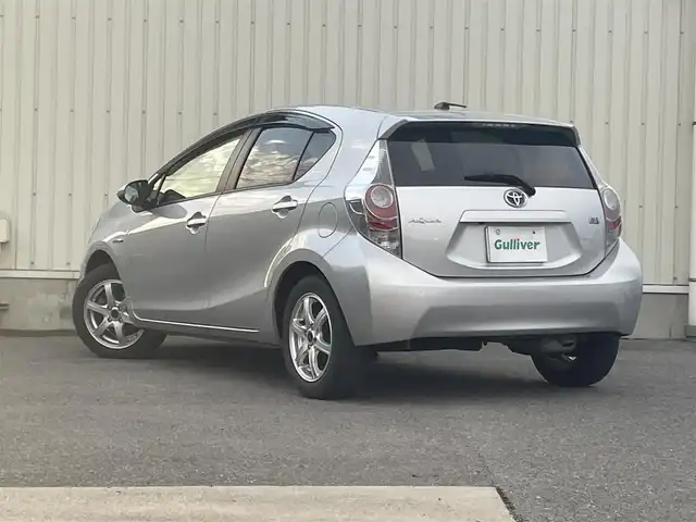 トヨタ アクア G ブラックソフトレザーセレ 山形県 2013(平25)年 3.8万km シルバーM 純正SDナビ/　　【CD DVD BT フルセグ USB】/バックカメラ/LEDオートライト/ブラックソフトレザーシート/15インチアルミホイール/アイドリングストップ/ステアリングスイッチ/電動格納ウインカーミラー/純正フロアマット/ドアバイザー/スマートキー