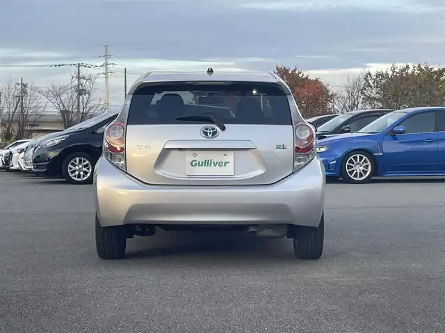 トヨタ アクア G ブラックソフトレザーセレ 山形県 2013(平25)年 3.8万km シルバーM 純正SDナビ/　　【CD DVD BT フルセグ USB】/バックカメラ/LEDオートライト/ブラックソフトレザーシート/15インチアルミホイール/アイドリングストップ/ステアリングスイッチ/電動格納ウインカーミラー/純正フロアマット/ドアバイザー/スマートキー