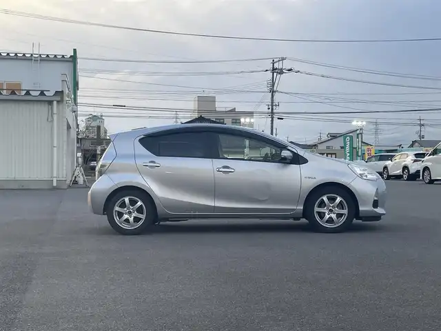 トヨタ アクア G ブラックソフトレザーセレ 山形県 2013(平25)年 3.8万km シルバーM 純正SDナビ/　　【CD DVD BT フルセグ USB】/バックカメラ/LEDオートライト/ブラックソフトレザーシート/15インチアルミホイール/アイドリングストップ/ステアリングスイッチ/電動格納ウインカーミラー/純正フロアマット/ドアバイザー/スマートキー