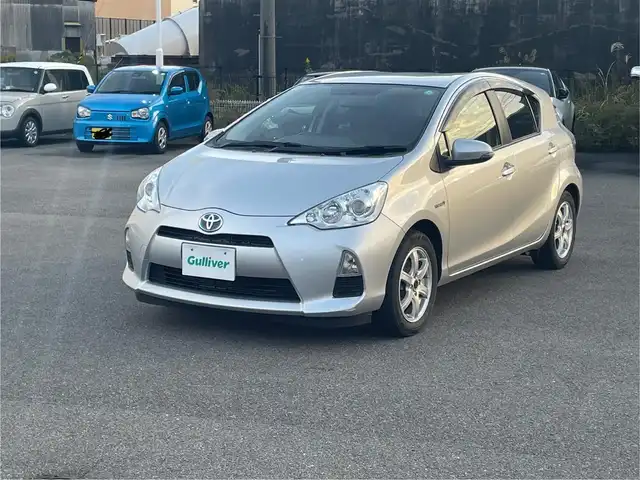 トヨタ アクア G ブラックソフトレザーセレ 山形県 2013(平25)年 3.8万km シルバーM 純正SDナビ/　　【CD DVD BT フルセグ USB】/バックカメラ/LEDオートライト/ブラックソフトレザーシート/15インチアルミホイール/アイドリングストップ/ステアリングスイッチ/電動格納ウインカーミラー/純正フロアマット/ドアバイザー/スマートキー