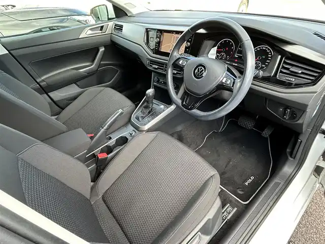 フォルクスワーゲン ＶＷ ポロ TSIコンフォートライン 福島県 2021(令3)年 2.4万km ピュアホワイト ワンオーナー/プリクラッシュブレーキシステム/プロアクティブオキュパントプロテクション/純正SDナビゲーション/【フルセグTV/Bluetooth/App connect】/ETC2.0/リアビューカメラ/LEDヘッドライト/・オートライト/スマートキー/・プッシュスタート/電動格納ミラー/・ヒーテッドドアミラー/純正フロアマット/取扱説明書/新車時保証書