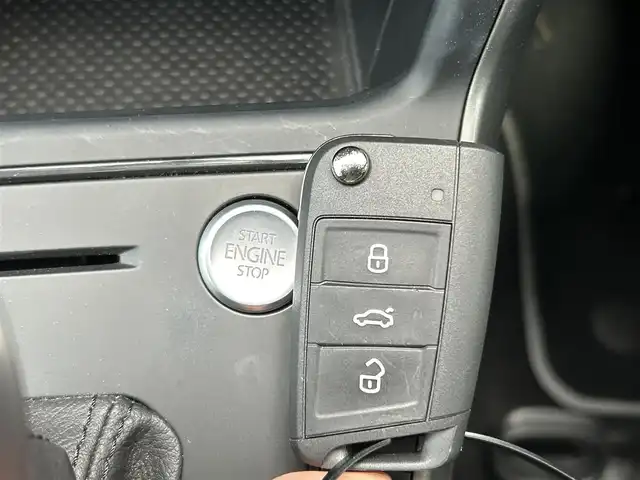 フォルクスワーゲン ＶＷ ポロ TSIコンフォートライン 福島県 2021(令3)年 2.4万km ピュアホワイト ワンオーナー/プリクラッシュブレーキシステム/プロアクティブオキュパントプロテクション/純正SDナビゲーション/【フルセグTV/Bluetooth/App connect】/ETC2.0/リアビューカメラ/LEDヘッドライト/・オートライト/スマートキー/・プッシュスタート/電動格納ミラー/・ヒーテッドドアミラー/純正フロアマット/取扱説明書/新車時保証書