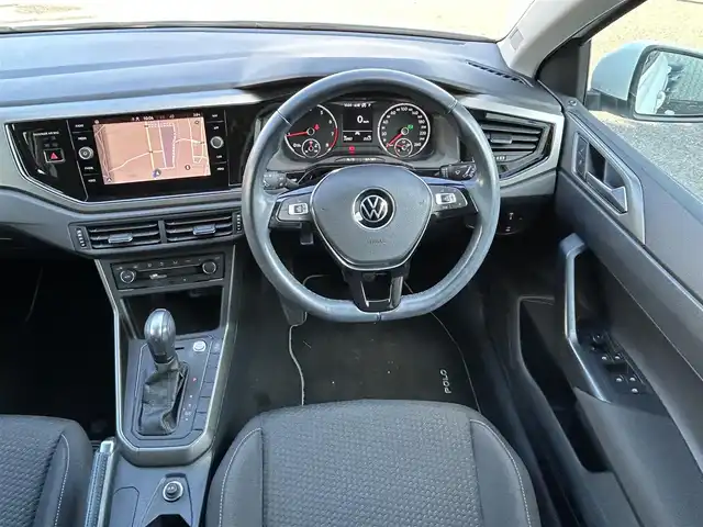 フォルクスワーゲン ＶＷ ポロ TSIコンフォートライン 福島県 2021(令3)年 2.4万km ピュアホワイト ワンオーナー/プリクラッシュブレーキシステム/プロアクティブオキュパントプロテクション/純正SDナビゲーション/【フルセグTV/Bluetooth/App connect】/ETC2.0/リアビューカメラ/LEDヘッドライト/・オートライト/スマートキー/・プッシュスタート/電動格納ミラー/・ヒーテッドドアミラー/純正フロアマット/取扱説明書/新車時保証書