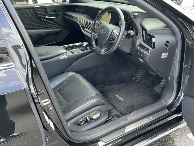 レクサス ＬＳ 500h Iパッケージ 大阪府 2017(平29)年 7.7万km グラファイトブラックガラスフレーク プリクラッシュセーフティ　純正ナビ　黒革席　全方位カメラ　前席シートヒーター＆シートクーラー　ハンドルヒーター　パワーバックドア　三眼ＬＥＤ　ＨＵＤ　ＢＳＭ　ＰＫＳＡ　レーンキープ　レーダークルコン　2.0ビルトインETC パワーシート　AC100V リア電動サンシェード　CD DVD BT フルセグTV オートハイビーム