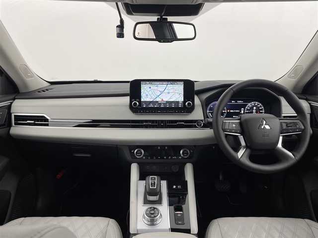 三菱 アウトランダー ＰＨＥＶ P 熊本県 2022(令4)年 3.6万km ブラックダイヤモンド ライトグレーレザーシート/＝＝＝＝＝/純正メーカースマートフォン連携ナビ/・BOSEプレミアムサウンドシステム（9スピーカー）/・9インチWVGAディスプレイ/・Bluetooth(ハンズフリー&オーディオ）/・USBポート　Type-A &C/・Apple Car Play / Android Auto/・地上デジタルTVチューナー/＝＝＝＝＝＝＝＝＝＝/純正メーカーナビ　全周囲モニター　本革シート　パワーシート　ポジションメモリー　シートヒーター　　衝突軽減　エレクトリックテールゲート　追従クルーズ　　前後ドラレコ　ＥＴＣ２．０　充電ケーブル　禁煙車