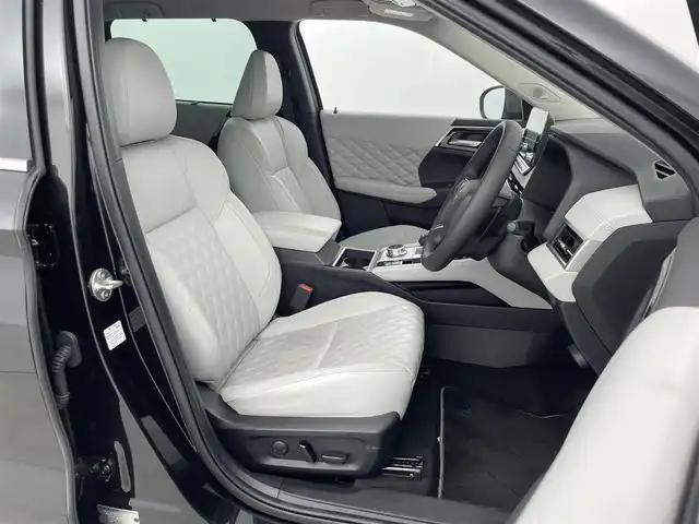 三菱 アウトランダー ＰＨＥＶ P 群馬県 2022(令4)年 3.6万km ブラックダイヤモンド ライトグレーレザーシート/＝＝＝＝＝/純正メーカースマートフォン連携ナビ/・BOSEプレミアムサウンドシステム（9スピーカー）/・9インチWVGAディスプレイ/・Bluetooth(ハンズフリー&オーディオ）/・USBポート　Type-A &C/・Apple Car Play / Android Auto/・地上デジタルTVチューナー/＝＝＝＝＝＝＝＝＝＝/純正メーカーナビ　全周囲モニター　本革シート　パワーシート　ポジションメモリー　シートヒーター　　衝突軽減　エレクトリックテールゲート　追従クルーズ　　前後ドラレコ　ＥＴＣ２．０　充電ケーブル　禁煙車