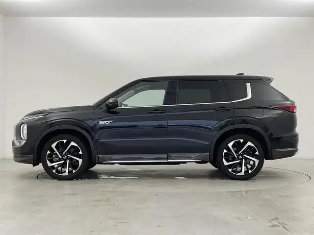 三菱 アウトランダー ＰＨＥＶ P 群馬県 2022(令4)年 3.6万km ブラックダイヤモンド ライトグレーレザーシート/＝＝＝＝＝/純正メーカースマートフォン連携ナビ/・BOSEプレミアムサウンドシステム（9スピーカー）/・9インチWVGAディスプレイ/・Bluetooth(ハンズフリー&オーディオ）/・USBポート　Type-A &C/・Apple Car Play / Android Auto/・地上デジタルTVチューナー/＝＝＝＝＝＝＝＝＝＝/純正メーカーナビ　全周囲モニター　本革シート　パワーシート　ポジションメモリー　シートヒーター　　衝突軽減　エレクトリックテールゲート　追従クルーズ　　前後ドラレコ　ＥＴＣ２．０　充電ケーブル　禁煙車
