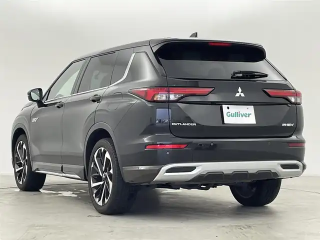 三菱 アウトランダー ＰＨＥＶ P 群馬県 2022(令4)年 3.6万km ブラックダイヤモンド ライトグレーレザーシート/＝＝＝＝＝/純正メーカースマートフォン連携ナビ/・BOSEプレミアムサウンドシステム（9スピーカー）/・9インチWVGAディスプレイ/・Bluetooth(ハンズフリー&オーディオ）/・USBポート　Type-A &C/・Apple Car Play / Android Auto/・地上デジタルTVチューナー/＝＝＝＝＝＝＝＝＝＝/純正メーカーナビ　全周囲モニター　本革シート　パワーシート　ポジションメモリー　シートヒーター　　衝突軽減　エレクトリックテールゲート　追従クルーズ　　前後ドラレコ　ＥＴＣ２．０　充電ケーブル　禁煙車