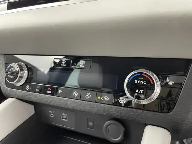 三菱 アウトランダー ＰＨＥＶ P 熊本県 2022(令4)年 3.6万km ブラックダイヤモンド ライトグレーレザーシート/＝＝＝＝＝/純正メーカースマートフォン連携ナビ/・BOSEプレミアムサウンドシステム（9スピーカー）/・9インチWVGAディスプレイ/・Bluetooth(ハンズフリー&オーディオ）/・USBポート　Type-A &C/・Apple Car Play / Android Auto/・地上デジタルTVチューナー/＝＝＝＝＝＝＝＝＝＝/純正メーカーナビ　全周囲モニター　本革シート　パワーシート　ポジションメモリー　シートヒーター　　衝突軽減　エレクトリックテールゲート　追従クルーズ　　前後ドラレコ　ＥＴＣ２．０　充電ケーブル　禁煙車