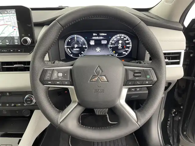 三菱 アウトランダー ＰＨＥＶ P 熊本県 2022(令4)年 3.6万km ブラックダイヤモンド ライトグレーレザーシート/＝＝＝＝＝/純正メーカースマートフォン連携ナビ/・BOSEプレミアムサウンドシステム（9スピーカー）/・9インチWVGAディスプレイ/・Bluetooth(ハンズフリー&オーディオ）/・USBポート　Type-A &C/・Apple Car Play / Android Auto/・地上デジタルTVチューナー/＝＝＝＝＝＝＝＝＝＝/純正メーカーナビ　全周囲モニター　本革シート　パワーシート　ポジションメモリー　シートヒーター　　衝突軽減　エレクトリックテールゲート　追従クルーズ　　前後ドラレコ　ＥＴＣ２．０　充電ケーブル　禁煙車