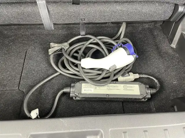 三菱 アウトランダー ＰＨＥＶ P 群馬県 2022(令4)年 3.6万km ブラックダイヤモンド ライトグレーレザーシート/＝＝＝＝＝/純正メーカースマートフォン連携ナビ/・BOSEプレミアムサウンドシステム（9スピーカー）/・9インチWVGAディスプレイ/・Bluetooth(ハンズフリー&オーディオ）/・USBポート　Type-A &C/・Apple Car Play / Android Auto/・地上デジタルTVチューナー/＝＝＝＝＝＝＝＝＝＝/純正メーカーナビ　全周囲モニター　本革シート　パワーシート　ポジションメモリー　シートヒーター　　衝突軽減　エレクトリックテールゲート　追従クルーズ　　前後ドラレコ　ＥＴＣ２．０　充電ケーブル　禁煙車