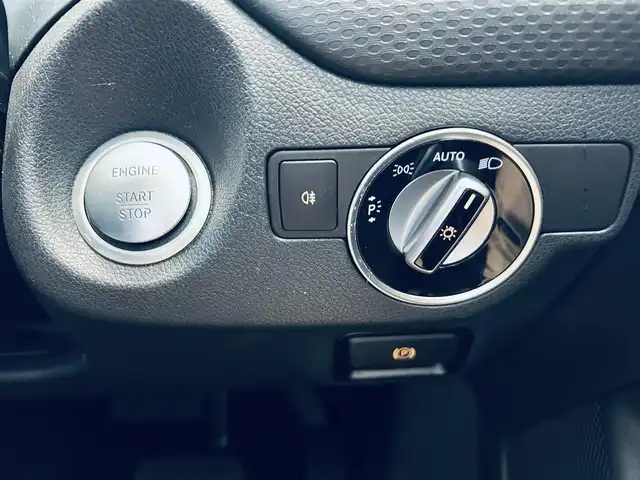 メルセデス・ベンツ Ａ１８０ AMG スタイル 大阪府 2018(平30)年 3.7万km 白 レーダーセーフティP/純正ナビ/TV/バックカメラ/applecarplay/ACC/純正18インチAW/LEDヘッドライト/ブラインドスポット/クリアランスソナー/パドルシフト/ハーフレザー/Dメモリ付きパワーシート/シートヒーター/スマートキー/ETC/ドラレコ