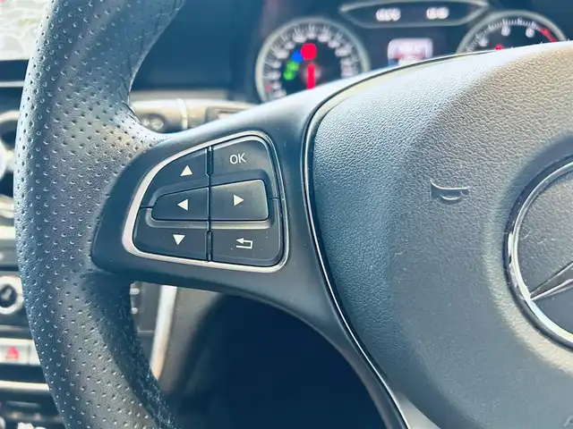 メルセデス・ベンツ Ａ１８０ AMG スタイル 大阪府 2018(平30)年 3.7万km 白 レーダーセーフティP/純正ナビ/TV/バックカメラ/applecarplay/ACC/純正18インチAW/LEDヘッドライト/ブラインドスポット/クリアランスソナー/パドルシフト/ハーフレザー/Dメモリ付きパワーシート/シートヒーター/スマートキー/ETC/ドラレコ