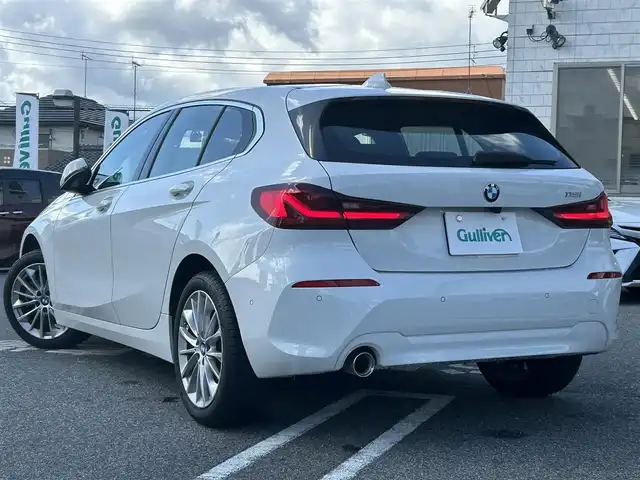 ＢＭＷ １１８ｉ プレイ 奈良県 2022(令4)年 0.4万km アルピンホワイトⅢ 1オーナー/純正メーカーナビ/BT/USB/FM/AM//衝突軽減システム/レーンキープアシスト/レーダークルコン/コーナーセンサー/横滑り防止装置/ブラインドスポットモニター/クリアランスソナー/バックカメラ/ETC/前後ドラレコ/置くだけ充電/電動リアゲート/シフトマイナスモード/ステアリングスイッチ/プッシュスタート/パワーシート/D席メモリーシート/サイドエアバック/オートLEDライト/保証書・取説・スペアキー付