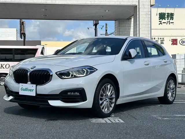 ＢＭＷ １１８ｉ プレイ 奈良県 2022(令4)年 0.4万km アルピンホワイトⅢ 1オーナー/純正メーカーナビ/BT/USB/FM/AM//衝突軽減システム/レーンキープアシスト/レーダークルコン/コーナーセンサー/横滑り防止装置/ブラインドスポットモニター/クリアランスソナー/バックカメラ/ETC/前後ドラレコ/置くだけ充電/電動リアゲート/シフトマイナスモード/ステアリングスイッチ/プッシュスタート/パワーシート/D席メモリーシート/サイドエアバック/オートLEDライト/保証書・取説・スペアキー付