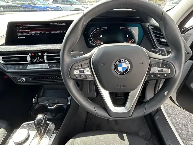 ＢＭＷ １１８ｉ プレイ 奈良県 2022(令4)年 0.4万km アルピンホワイトⅢ 1オーナー/純正メーカーナビ/BT/USB/FM/AM//衝突軽減システム/レーンキープアシスト/レーダークルコン/コーナーセンサー/横滑り防止装置/ブラインドスポットモニター/クリアランスソナー/バックカメラ/ETC/前後ドラレコ/置くだけ充電/電動リアゲート/シフトマイナスモード/ステアリングスイッチ/プッシュスタート/パワーシート/D席メモリーシート/サイドエアバック/オートLEDライト/保証書・取説・スペアキー付