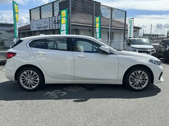 ＢＭＷ １１８ｉ プレイ 奈良県 2022(令4)年 0.4万km アルピンホワイトⅢ 1オーナー/純正メーカーナビ/BT/USB/FM/AM//衝突軽減システム/レーンキープアシスト/レーダークルコン/コーナーセンサー/横滑り防止装置/ブラインドスポットモニター/クリアランスソナー/バックカメラ/ETC/前後ドラレコ/置くだけ充電/電動リアゲート/シフトマイナスモード/ステアリングスイッチ/プッシュスタート/パワーシート/D席メモリーシート/サイドエアバック/オートLEDライト/保証書・取説・スペアキー付