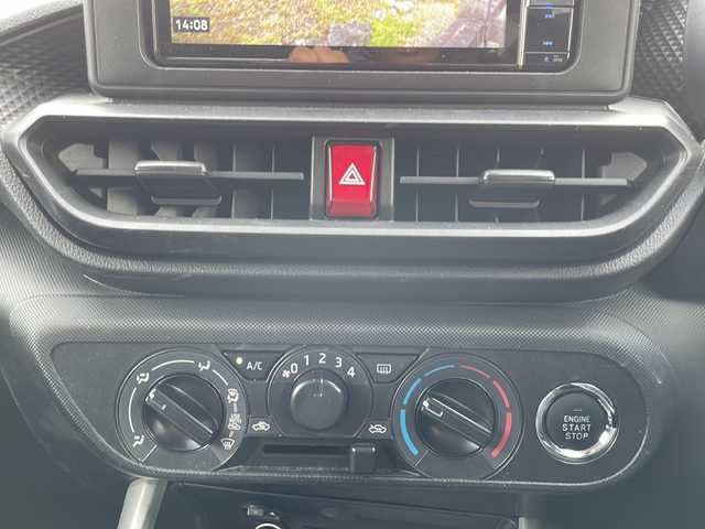 トヨタ ライズ XS 道東・釧路十勝 2021(令3)年 3.3万km シャイニングホワイトパール 4WD/社外メモリナビ　/(フルセグTV/ＤＶＤ再生/Ｂｌｕｅｔｏｏｔｈ接続)　/前後ドライブレコーダー　/ビルトインＥＴＣ2.0　/バックカメラ　/前席シートヒーター　/前後コーナーセンサー　/衝突軽減ブレーキ/横滑り防止装置　/アイドリングストップ/スマートキー/プッシュスタート　/純正ＬＥＤヘッドライト　/純正フロアマット/サマータイヤ積み込み