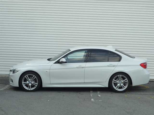 ＢＭＷ ３２０ｉ Mスポーツ 和歌山県 2014(平26)年 2.2万km アルピンホワイトⅢ 純正HDDナビ/（CD/DVD/BT/AUX/USB）/インテリジェントセーフティ/レーンディパーチャーウォーニング/クルーズコントロール/バックカメラ/バックセンサー/ルームミラー、一体型ETC/前席パワーシート/純正HIDヘッドライト/純正18インチAW/スペアキーX1/取扱説明書/保証書