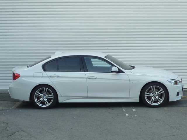 ＢＭＷ ３２０ｉ Mスポーツ 和歌山県 2014(平26)年 2.2万km アルピンホワイトⅢ 純正HDDナビ/（CD/DVD/BT/AUX/USB）/インテリジェントセーフティ/レーンディパーチャーウォーニング/クルーズコントロール/バックカメラ/バックセンサー/ルームミラー、一体型ETC/前席パワーシート/純正HIDヘッドライト/純正18インチAW/スペアキーX1/取扱説明書/保証書