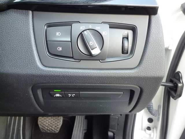 ＢＭＷ ３２０ｉ Mスポーツ 和歌山県 2014(平26)年 2.2万km アルピンホワイトⅢ 純正HDDナビ/（CD/DVD/BT/AUX/USB）/インテリジェントセーフティ/レーンディパーチャーウォーニング/クルーズコントロール/バックカメラ/バックセンサー/ルームミラー、一体型ETC/前席パワーシート/純正HIDヘッドライト/純正18インチAW/スペアキーX1/取扱説明書/保証書