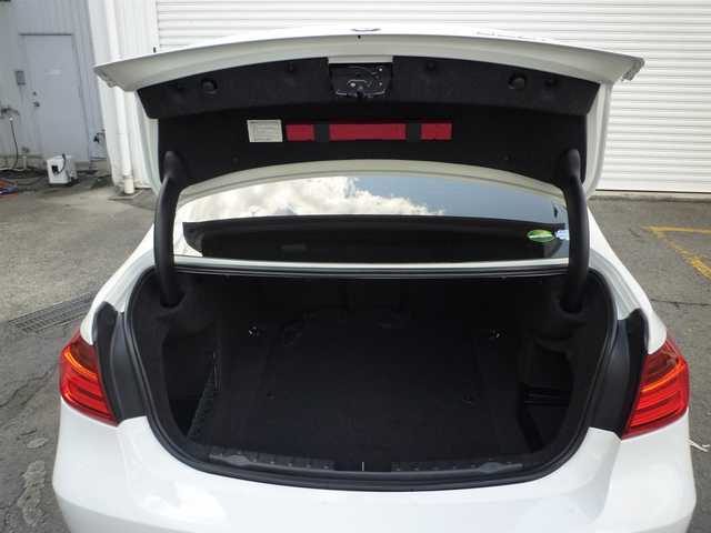 ＢＭＷ ３２０ｉ Mスポーツ 和歌山県 2014(平26)年 2.2万km アルピンホワイトⅢ 純正HDDナビ/（CD/DVD/BT/AUX/USB）/インテリジェントセーフティ/レーンディパーチャーウォーニング/クルーズコントロール/バックカメラ/バックセンサー/ルームミラー、一体型ETC/前席パワーシート/純正HIDヘッドライト/純正18インチAW/スペアキーX1/取扱説明書/保証書