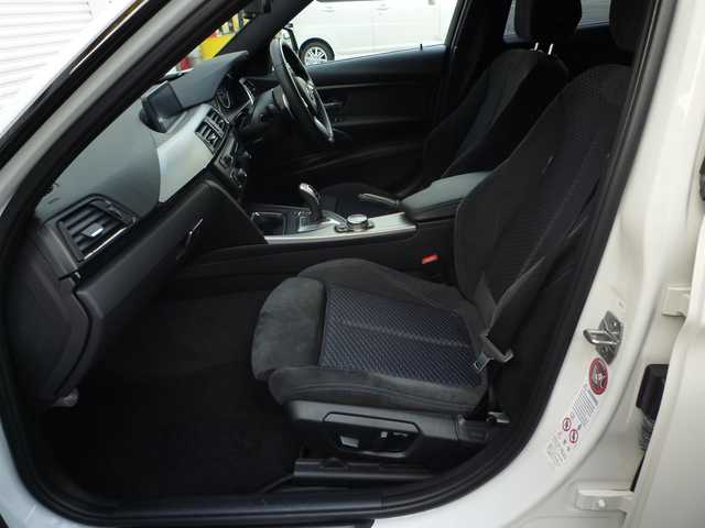 ＢＭＷ ３２０ｉ Mスポーツ 和歌山県 2014(平26)年 2.2万km アルピンホワイトⅢ 純正HDDナビ/（CD/DVD/BT/AUX/USB）/インテリジェントセーフティ/レーンディパーチャーウォーニング/クルーズコントロール/バックカメラ/バックセンサー/ルームミラー、一体型ETC/前席パワーシート/純正HIDヘッドライト/純正18インチAW/スペアキーX1/取扱説明書/保証書