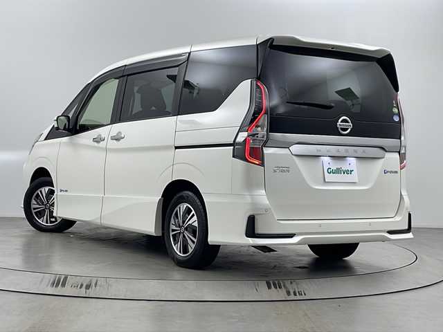 日産 セレナ e－パワー ハイウェイスター V 埼玉県 2020(令2)年 4.7万km ブリリアントホワイトパール フリップダウンモニター/純正メモリナビ(MJ320D-W)/CD/DVD/Bluetooth/フルセグ/全方位カメラ/両側パワースライドドア/プロパイロット/衝突軽減システム/ブレードホールド/電子パーキング/BSM/デジタルインナーミラー/ETC/社外レーダー/純正アルミホイール/フロアマット/LEDヘッドライト/フロントフォグランプ/プッシュスタート/スマートキー