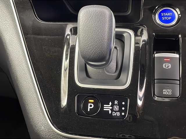 日産 セレナ e－パワー ハイウェイスター V 埼玉県 2020(令2)年 4.7万km ブリリアントホワイトパール フリップダウンモニター/純正メモリナビ(MJ320D-W)/CD/DVD/Bluetooth/フルセグ/全方位カメラ/両側パワースライドドア/プロパイロット/衝突軽減システム/ブレードホールド/電子パーキング/BSM/デジタルインナーミラー/ETC/社外レーダー/純正アルミホイール/フロアマット/LEDヘッドライト/フロントフォグランプ/プッシュスタート/スマートキー