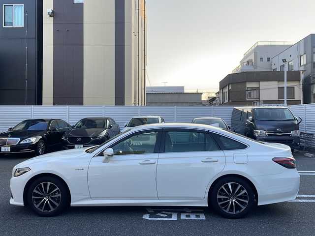 トヨタ クラウン ハイブリッド S Cパッケージ 広島県 2019(令1)年 7.7万km ホワイトパールクリスタルシャイン 登録時走行距離：76155km/メーカー純正ナビ/　CD DVD BT MSV フルセグTV/バックカメラ/プリクラッシュセーフティシステム/レーンキープアシスト/レーダークルーズコントロール/ブラインドスポットモニター/クリアランスソナー/ヘッドアップディスプレイ/リアクロストラフィックアラート/パーキングサポート/ロードサインアシスト/純正ドライブレコーダー/ビルトインETC/AC100V充電/MTモード付AT/ホールド機能付き電子パーキングブレーキ/パワーシート/シートヒーター/革巻きステアリング/ステアリングスイッチ/ステアリングヒーター/プッシュスタート/スマートキー