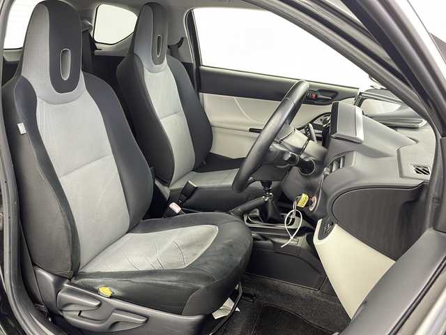 トヨタ ｉＱ 130G MT 岐阜県 2012(平24)年 8.4万km ブラックマイカ 社外ナビ/（BT/フルセグTV/CD/DVD）/バックカメラ/革ステアリング/ステアリングスイッチ/リモコンキー/スペアキー/純正フロアマット/電動格納ミラー/オートライト/アイドリングストップ/横滑り防止装置/保証書/取扱説明書
