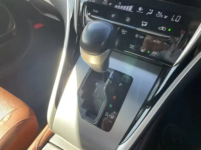 トヨタ ハリアー プレミアム メタル&レザーP 熊本県 2018(平30)年 5.4万km ブラック 純正カーナビ/・AM/FM/CD/DVD/BT/SD/・フルセグTV/・バックカメラ/トヨタセーフティセンス/・プリクラッシュセーフティ/・レーントレーシングアシスト/・クリアランスソナー/・パーキングサポートブレーキ/・ロードサインアシスト/・オートマチックハイビーム/プッシュパーキングブレーキ/オートブレーキホールド/クルーズコントロール/革巻きステアリング/・ステアリングスイッチ/パワーシート/・メモリー付きシート/・シートヒーター/・シートクーラー/プッシュスタート/スペアキー/・スペアカード/電動格納ミラー/・ウィンカーミラー/・ウィンカーヒーター/パワーバックドア