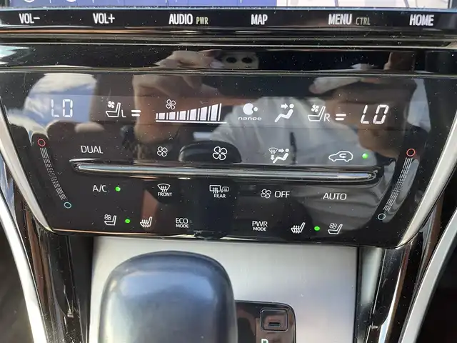 トヨタ ハリアー プレミアム メタル&レザーP 熊本県 2018(平30)年 5.4万km ブラック 純正カーナビ/・AM/FM/CD/DVD/BT/SD/・フルセグTV/・バックカメラ/トヨタセーフティセンス/・プリクラッシュセーフティ/・レーントレーシングアシスト/・クリアランスソナー/・パーキングサポートブレーキ/・ロードサインアシスト/・オートマチックハイビーム/プッシュパーキングブレーキ/オートブレーキホールド/クルーズコントロール/革巻きステアリング/・ステアリングスイッチ/パワーシート/・メモリー付きシート/・シートヒーター/・シートクーラー/プッシュスタート/スペアキー/・スペアカード/電動格納ミラー/・ウィンカーミラー/・ウィンカーヒーター/パワーバックドア