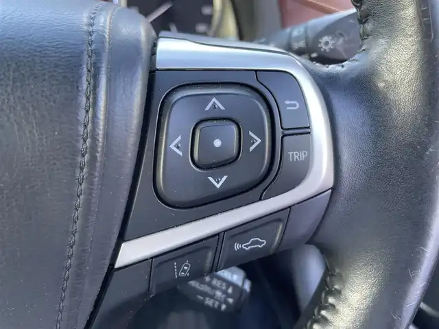 トヨタ ハリアー プレミアム メタル&レザーP 熊本県 2018(平30)年 5.4万km ブラック 純正カーナビ/・AM/FM/CD/DVD/BT/SD/・フルセグTV/・バックカメラ/トヨタセーフティセンス/・プリクラッシュセーフティ/・レーントレーシングアシスト/・クリアランスソナー/・パーキングサポートブレーキ/・ロードサインアシスト/・オートマチックハイビーム/プッシュパーキングブレーキ/オートブレーキホールド/クルーズコントロール/革巻きステアリング/・ステアリングスイッチ/パワーシート/・メモリー付きシート/・シートヒーター/・シートクーラー/プッシュスタート/スペアキー/・スペアカード/電動格納ミラー/・ウィンカーミラー/・ウィンカーヒーター/パワーバックドア