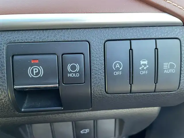 トヨタ ハリアー プレミアム メタル&レザーP 熊本県 2018(平30)年 5.4万km ブラック 純正カーナビ/・AM/FM/CD/DVD/BT/SD/・フルセグTV/・バックカメラ/トヨタセーフティセンス/・プリクラッシュセーフティ/・レーントレーシングアシスト/・クリアランスソナー/・パーキングサポートブレーキ/・ロードサインアシスト/・オートマチックハイビーム/プッシュパーキングブレーキ/オートブレーキホールド/クルーズコントロール/革巻きステアリング/・ステアリングスイッチ/パワーシート/・メモリー付きシート/・シートヒーター/・シートクーラー/プッシュスタート/スペアキー/・スペアカード/電動格納ミラー/・ウィンカーミラー/・ウィンカーヒーター/パワーバックドア