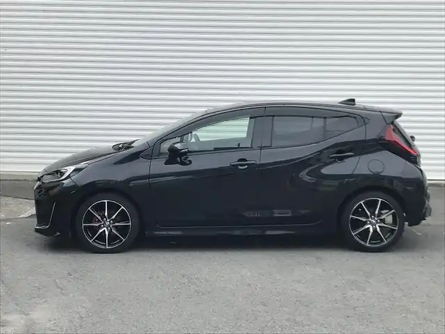 トヨタ アクア GRスポーツ 和歌山県 2023(令5)年 2.9万km ブラックマイカ 純正ディスプイレイオーディオ/　BT/AM/FM/トヨタセーフティセンス/・衝突被害軽減ブレーキ/・車線逸脱抑制機能/・ブラインドスポットモニター/・パーキングサポートブレーキ/・レーダークルーズコントロール/バックカメラ/パノラミックビューモニター/アドバンスドパーク/ハーフレザーシート/前席シートヒーター/ステアリングヒーター/スペアキー×１/純正ETC/保証書/取扱説明書