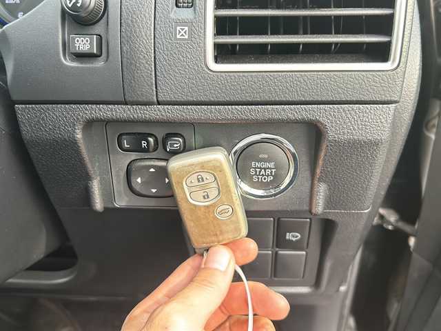 トヨタ ランドクルーザー プラド TX Lパッケージ 愛知県 2014(平26)年 10.1万km ブラック ワンオーナー/禁煙車/社外メモリナビ/　AM/FM/BT/CD/DVD/フルセグTV/前席パワーシート/前席シートヒーター/クルーズコントロール/革巻きステアリング/三列目電動格納シート/オートライト/LEDヘッドライト/フォグランプ/横滑り防止装置/純正フロアマット/W＋カーテンエアバッグ/取説/保証書/スペアキー